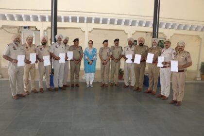 पुलिस कमिश्नर ने ‘ युद्ध नशे के विरुद्ध’ अभियान में उत्कृष्ट सेवाओं के लिए 15 पुलिस अधिकारियों को किया सम्मानित