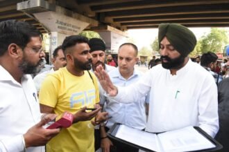 कैबिनेट मंत्री लालजीत सिंह भुल्लर ने जालंधर ड्राइविंग टेस्ट ट्रैक का अचानक किया निरीक्षण , जालंधर बस स्टैंड पर निजी बसों की जांच की और काटे चालान