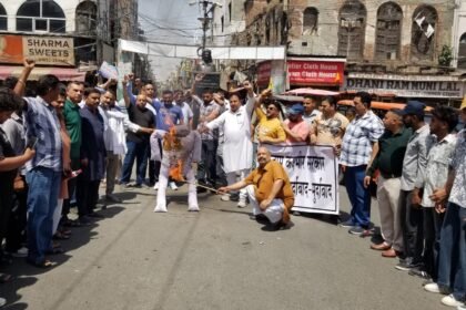 ਸ਼ਿਵ ਸੈਨਾ ਊਧਵ ਨੇ ਪਹਿਲਗਾਮ ਚ ਅੱਤਵਾਦੀ ਹਮਲੇ ਖਿਲਾਫ ਕੀਤਾ ਪ੍ਰਦਰਸ਼ਨ, ਮੁੱਖ ਮੰਤਰੀ ਉਮਰ ਅਬਦੁੱਲਾ ਦਾ ਫੂਕਿਆ ਪੁਤਲਾ