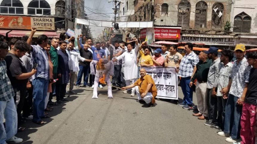 ਸ਼ਿਵ ਸੈਨਾ ਊਧਵ ਨੇ ਪਹਿਲਗਾਮ ਚ ਅੱਤਵਾਦੀ ਹਮਲੇ ਖਿਲਾਫ ਕੀਤਾ ਪ੍ਰਦਰਸ਼ਨ, ਮੁੱਖ ਮੰਤਰੀ ਉਮਰ ਅਬਦੁੱਲਾ ਦਾ ਫੂਕਿਆ ਪੁਤਲਾ