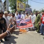 ਬਜਰੰਗ ਦਲ ਨੇ ਜੰਮੂ-ਕਸ਼ਮੀਰ ਦੇ ਮੁੱਖ ਮੰਤਰੀ ਦਾ ਫੂਕਿਆ ਹੋਰਡਿੰਗ, ਕੀਤੀ ਨਾਰੇਬਾਜੀ