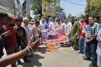 ਬਜਰੰਗ ਦਲ ਨੇ ਜੰਮੂ-ਕਸ਼ਮੀਰ ਦੇ ਮੁੱਖ ਮੰਤਰੀ ਦਾ ਫੂਕਿਆ ਹੋਰਡਿੰਗ, ਕੀਤੀ ਨਾਰੇਬਾਜੀ