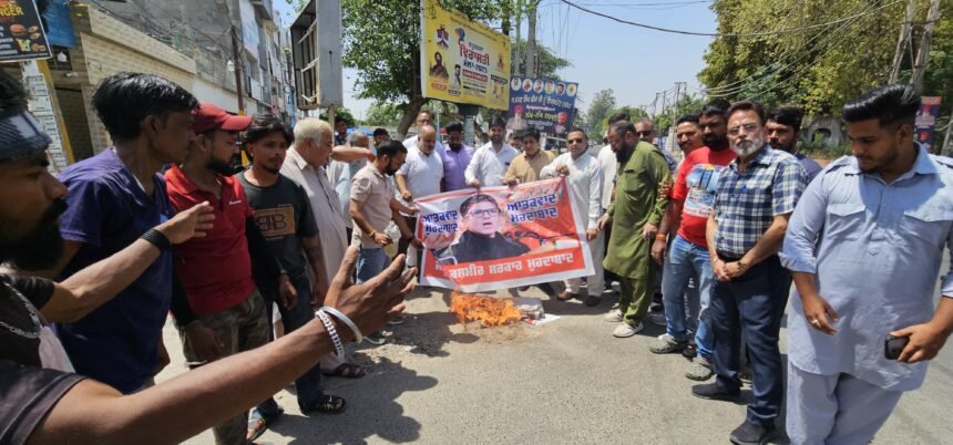 ਬਜਰੰਗ ਦਲ ਨੇ ਜੰਮੂ-ਕਸ਼ਮੀਰ ਦੇ ਮੁੱਖ ਮੰਤਰੀ ਦਾ ਫੂਕਿਆ ਹੋਰਡਿੰਗ, ਕੀਤੀ ਨਾਰੇਬਾਜੀ