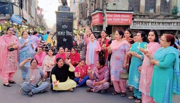 ਪਹਿਲਗਾਮ ਅੱਤਵਾਦੀ ਹਮਲੇ ਦੇ ਵਿਰੋਧ ਵਿੱਚ ਕਪੂਰਥਲਾ ਵਿਖੇ ਭਾਜਪਾ ਮਹਿਲਾ ਮੋਰਚਾ ਨੇ ਕੱਢਿਆ ਕੈਂਡਲ ਮਾਰਚ