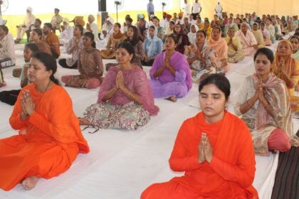 ਪਹਿਲਗਾਮ ਵਿੱਚ ਮਾਰੇ ਗਏ ਨਿਰਦੋਸ਼ ਪੀੜਤਾਂ ਦੀ ਆਤਮਿਕ ਸ਼ਾਂਤੀ ਲਈ ਦਿਵਯ ਜਯੋਤੀ ਜਾਗ੍ਰਤੀ ਸੰਸਥਾਨ ਵਿਖੇ ਬ੍ਰਹਮਗਿਆਨੀ ਸਾਧਕਾਂ ਨੇ ਸਮੂਹਿਕ ਸਾਧਨਾ ਅਤੇ ਪ੍ਰਾਰਥਨਾ ਕੀਤੀ