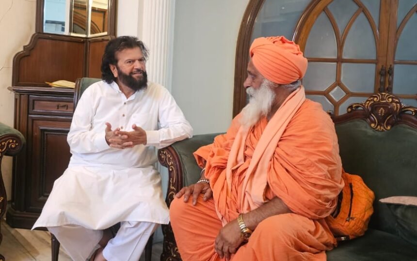 राज्यसभा सदस्य संत बलबीर सिंह सीचेवाल ने हंस राज हंस के साथ संवेदना की व्यक्त