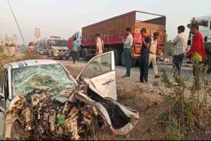दर्दनाक हादसा: दाह संस्कार के लिए जा रहे लोगों की कार सड़क किनारे खड़े ट्रक से टकराई, 4 लोगों की मौत