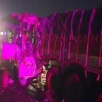 सड़क किनारे खड़े ट्रक से टकराई वैन, 5 की मौत-11 घायल