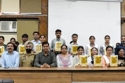 एक दिन डी.सी./सी.पी.के संग : अपने लक्ष्य को दृढ़ संकल्प के साथ प्राप्त करने के लिए प्रेरित होकर लौटी, जिले की टॉपर छात्राएं