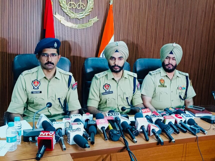 ਪਾਕਿਸਤਾਨ ਨੂੰ ਖੁਫੀਆ ਜਾਣਕਾਰੀ ਭੇਜਣ ਵਾਲੇ ਦੋ ਵਿਅਕਤੀ ਅੰਮ੍ਰਿਤਸਰ ਦਿਹਾਤੀ ਪੁਲਿਸ ਵੱਲੋਂ ਗ੍ਰਿਫਤਾਰ