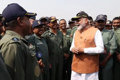 जालंधर के आदमपुर एयरबेस पहुंचे पीएम मोदी, वायुसेना के जवानों से मिले, देखें तस्वीरें