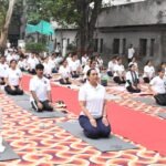 अंतर्राष्ट्रीय योग दिवस के अवसर पर ई.एस.आई. अस्पताल में जिला स्तरीय समारोह के दौरान सैकड़ों लोगों ने किया योग