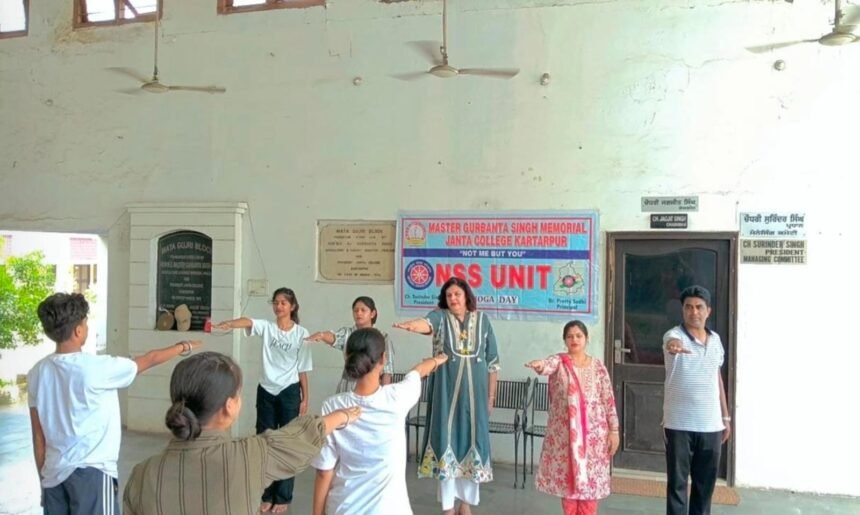 ਜਨਤਾ ਕਾਲਜ ਕਰਤਾਰਪੁਰ ਦੇ ਐਨ.ਐਸ.ਐਸ ਵਿੰਗ ਨੇ ਵਿਸ਼ਵ ਯੋਗਾ ਦਿਵਸ ਮਨਾਇਆ
