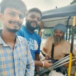 ईमानदारी जिंदा है, रास्ते में गिरा हुआ पर्स मालिक को दिया