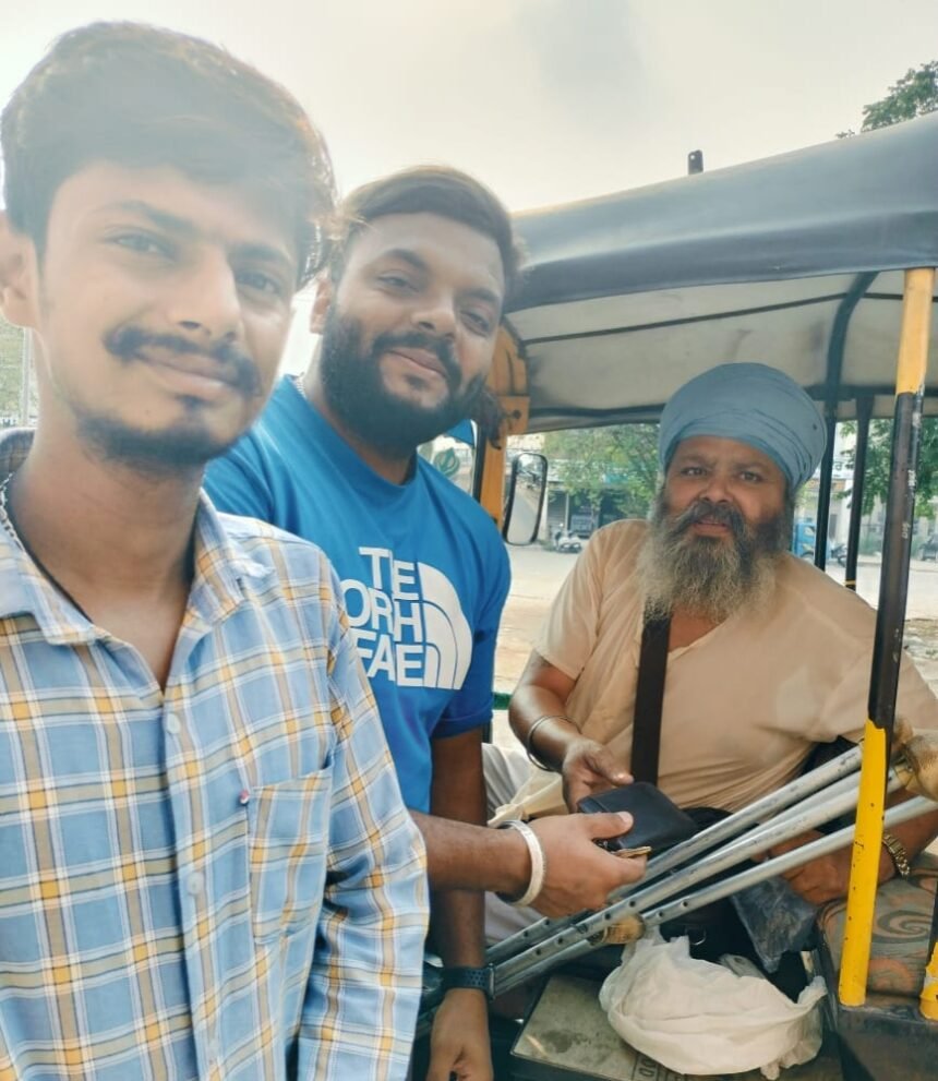 ईमानदारी जिंदा है, रास्ते में गिरा हुआ पर्स मालिक को दिया