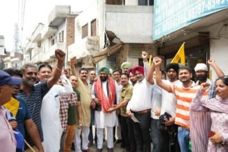 लुधियाना उप चुनाव जीतने पर आम आदमी पार्टी द्वारा लड्डू बांटे गए