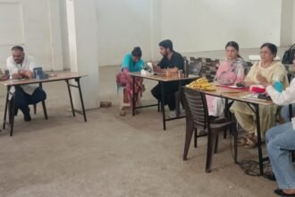 आपी चैरिटेबल हॉस्पिटल ने ऋषि नगर में लगाया निशुल्क मैडिकल कैंप, मरीजों की जांच कर दवाइयां दी गई मुफ्त