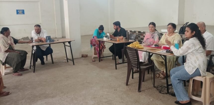 आपी चैरिटेबल हॉस्पिटल ने ऋषि नगर में लगाया निशुल्क मैडिकल कैंप, मरीजों की जांच कर दवाइयां दी गई मुफ्त