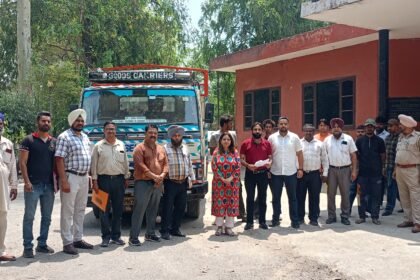 ਨਗਰ ਨਿਗਮ ਵਲੋਂ ਬੇਸਹਾਰਾ ਅਵਾਰਾ ਪਸੂਆਂ ਨੂੰ ਸ਼ਹਿਰ ਦੇ ਵੱਖ-2 ਹਿੱਸਿਆ ਵਿਚੋ ਫੜ ਕੇ ਗਉਸਾਲਾ ਫਰੀਦਕੋਟ ਭੇਜਿਆ ਗਿਆ