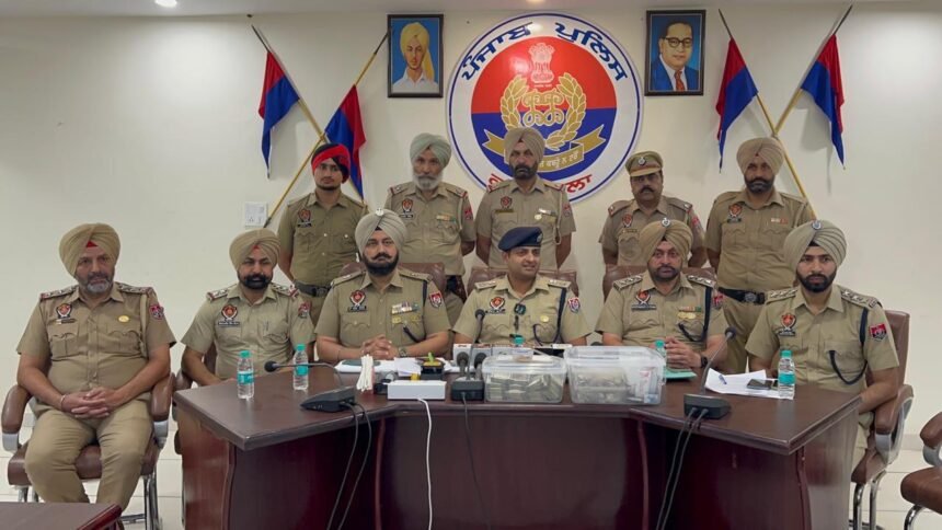 ਸਰਾਫ਼ਾ ਬਜ਼ਾਰ ਵਿਖੇ ਹੋਈ ਚੋਰੀ ਦਾ ਕੇਸ ਹੱਲ, ਪੁਲਿਸ ਵਲੋਂ ਦੋਸ਼ੀਆਂ ਨੂੰ ਵੱਖ-ਵੱਖ ਥਾਵਾਂ ਤੋਂ ਕੀਤਾ ਗ੍ਰਿਫਤਾਰ, ਚੋਰੀ ਦੇ ਗਹਿਣੇ ਖਰੀਦਣ ਵਾਲੇ ਦੋ ਸੁਨਿਆਰੇ ਵੀ ਗ੍ਰਿਫਤਾਰ