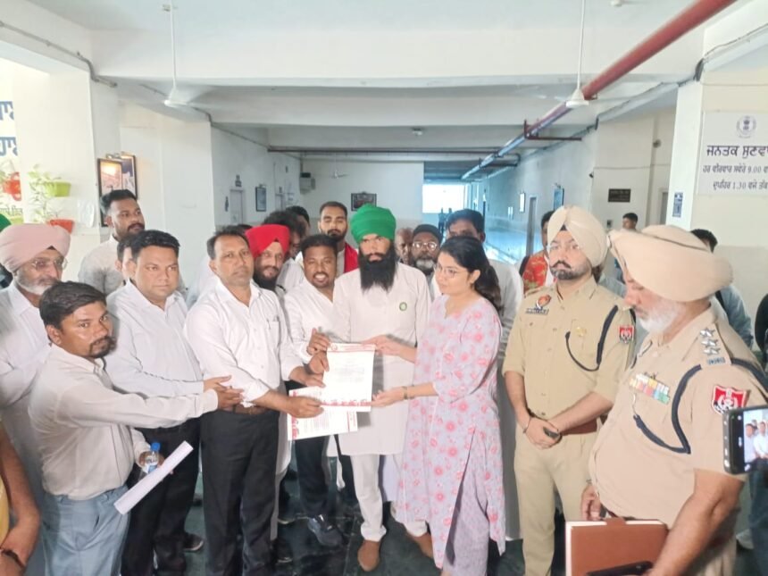 ਇਸਾਈ ਭਾਈਚਾਰੇ ਨੇ ਡਿਪਟੀ ਕਮਿਸ਼ਨਰ ਨੂੰ ਦਿੱਤਾ ਕਲੱਬ ਖਾਲੀ ਕਰਵਾਉਣ ਦਾ ਅਲਟੀਮੇਟਮ, 32 ਸਾਲਾਂ ਤੋਂ ਲੰਬਿਤ ਪਏ ਕਬਰਿਸਤਾਨ ਦੇ ਮਸਲੇ ਦੇ ਠੋਸ ਹੱਲ ਦੀ ਵੀ ਉੱਠੀ ਮੰਗ