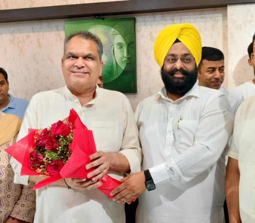 ਇੰਡੀਅਨ ਨੇ ਲੁਧਿਆਣਾ ਤੋਂ ਆਪ ਦੇ ਜੇਤੂ ਉਮੀਦਵਾਰ ਸੰਜੀਵ ਅਰੋੜਾ ਨੂੰ ਗੁਲਦਸਤਾ ਭੇਂਟ ਕਰਕੇ ਦਿੱਤੀਆਂ ਸ਼ੁਭਕਾਮਨਾਵਾ