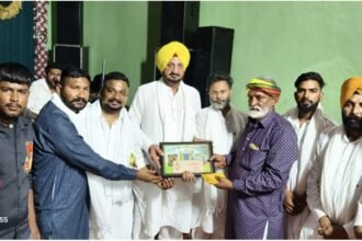 ਆਪ ਆਗੂ ਸੁਖਵੰਤ ਸਿੰਘ ਪੱਡਾ ਪੀਰ ਬਾਬਾ ਮਾਹੀਏ ਸ਼ਾਹ ਜੀ ਦੇ ਦਰਬਾਰ ਤੇ ਹੋਏ ਨਤਮਸਤਕ,ਲੋਕਾਂ ਨੂੰ ਪਿਆਰ,ਸ਼ਾਂਤੀ ਅਤੇ ਭਾਈਚਾਰੇ ਦਾ ਦਿੱਤਾ ਸੰਦੇਸ਼