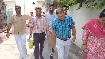 DC का PA रिश्वत लेते गिरफ्तार; दफ्तर से 3.5 लाख की नकदी बरामद