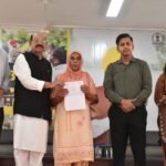 कैबिनेट मंत्री मोहिंदर भगत द्वारा जालंधर जिले में बाढ़ पीड़ितों को वितरित किये मुआवजा राशि के चैक