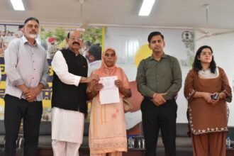 कैबिनेट मंत्री मोहिंदर भगत द्वारा जालंधर जिले में बाढ़ पीड़ितों को वितरित किये मुआवजा राशि के चैक