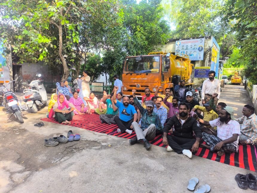 ਨਗਰ ਕੌਂਸਲ ਕਰਤਾਰਪੁਰ ਦੇ ਸਫਾਈ ਸੇਵਕ ,ਸੀਵਰਮੈਨ ਇਲੈਕਟਰੀਸ਼ੀਅਨ ,ਪੰਪ ਆਪਰੇਟਰ ਗਏ ਹੜਤਾਲ ਤੇ ਨਗਰ ਕੌਂਸਲ ਕਰਤਾਰਪੁਰ ਦੇ ਸਫਾਈ ਸੇਵਕ ,ਸੀਵਰਮੈਨ ਇਲੈਕਟਰੀਸ਼ੀਅਨ ,ਪੰਪ ਆਪਰੇਟਰ ਗਏ ਹੜਤਾਲ ਤੇ