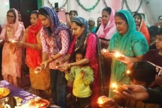 प्राचीन शिव मंदिर में कार्तिक मास में किए दीपदान, हरे कृष्णा मंदिर के सदस्यों ने किया संकीर्तन