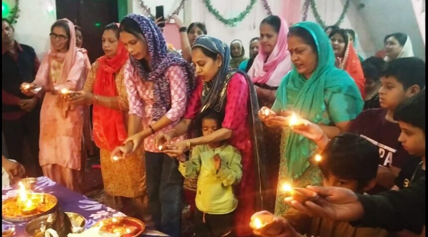 प्राचीन शिव मंदिर में कार्तिक मास में किए दीपदान, हरे कृष्णा मंदिर के सदस्यों ने किया संकीर्तन