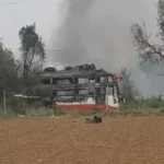 मजदूरों से भरी बस आई बिजली की तारों की चपेट में, आग लगने से 2 की मौत; कई लोग झुलसे