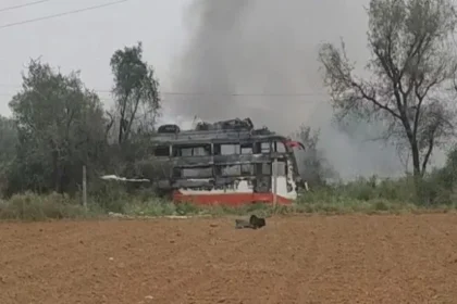 मजदूरों से भरी बस आई बिजली की तारों की चपेट में, आग लगने से 2 की मौत; कई लोग झुलसे