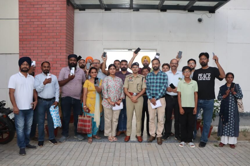 ਕਮਿਸ਼ਨਰੇਟ ਪੁਲਿਸ ਜਲੰਧਰ ਨੇ 30 ਗੁੰਮ ਤੇ ਖੋਏ ਹੋਏ ਮੋਬਾਇਲ ਫੋਨ ਟ੍ਰੇਸ ਕਰਕੇ ਅਸਲ ਮਾਲਕਾਂ ਵਾਪਸ ਸੌਂਪੇ ਕਮਿਸ਼ਨਰੇਟ ਪੁਲਿਸ ਜਲੰਧਰ ਨੇ 30 ਗੁੰਮ ਤੇ ਖੋਏ ਹੋਏ ਮੋਬਾਇਲ ਫੋਨ ਟ੍ਰੇਸ ਕਰਕੇ ਅਸਲ ਮਾਲਕਾਂ ਵਾਪਸ ਸੌਂਪੇ