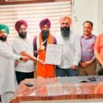 ਸਟੇਟ ਅਵਾਰਡੀ ਹੈੱਡ ਟੀਚਰ ਗੁਰਮੁਖ ਸਿੰਘ ਦਾ ਸਰਬਜੀਤ ਸਿੰਘ ਲੁਬਾਣਾ ਅਤੇ ਗੁਰਪਾਲ ਸਿੰਘ ਇੰਡੀਅਨ ਨੇ ਕੀਤਾ ਸਨਮਾਨ