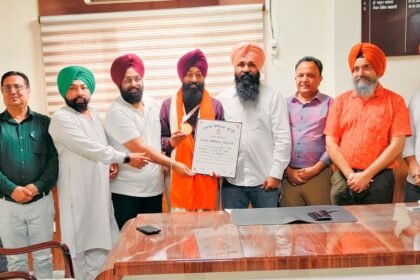 ਸਟੇਟ ਅਵਾਰਡੀ ਹੈੱਡ ਟੀਚਰ ਗੁਰਮੁਖ ਸਿੰਘ ਦਾ ਸਰਬਜੀਤ ਸਿੰਘ ਲੁਬਾਣਾ ਅਤੇ ਗੁਰਪਾਲ ਸਿੰਘ ਇੰਡੀਅਨ ਨੇ ਕੀਤਾ ਸਨਮਾਨ