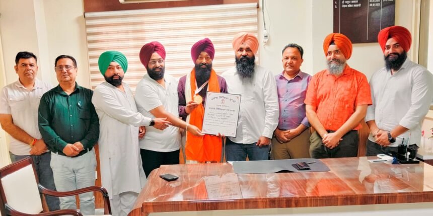 ਸਟੇਟ ਅਵਾਰਡੀ ਹੈੱਡ ਟੀਚਰ ਗੁਰਮੁਖ ਸਿੰਘ ਦਾ ਸਰਬਜੀਤ ਸਿੰਘ ਲੁਬਾਣਾ ਅਤੇ ਗੁਰਪਾਲ ਸਿੰਘ ਇੰਡੀਅਨ ਨੇ ਕੀਤਾ ਸਨਮਾਨ