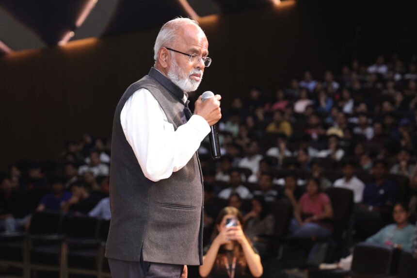 अरबपति एंटरप्रिन्योर डॉ. अरोकियास्वामी वेलुमणि ने अपनी जीवन यात्रा से एलपीयू के छात्रों को प्रेरित किया अरबपति एंटरप्रिन्योर डॉ. अरोकियास्वामी वेलुमणि ने अपनी जीवन यात्रा से एलपीयू के छात्रों को प्रेरित किया