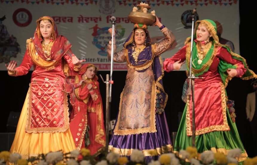 एलपीयू ने पंजाब स्टेट यूथ फेस्टिवल 2025 में ओवरऑल चैंपियनशिप की जीती ट्राफी