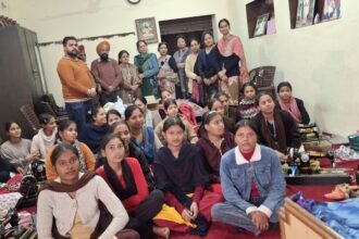 संस्था नेकी की दुकान करतारपुर ने दिए स्टूडेंट्स को सिलाई उपकरण