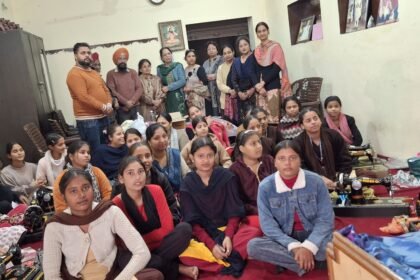 संस्था नेकी की दुकान करतारपुर ने दिए स्टूडेंट्स को सिलाई उपकरण