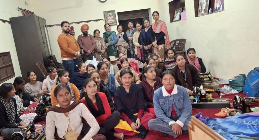 संस्था नेकी की दुकान करतारपुर ने दिए स्टूडेंट्स को सिलाई उपकरण