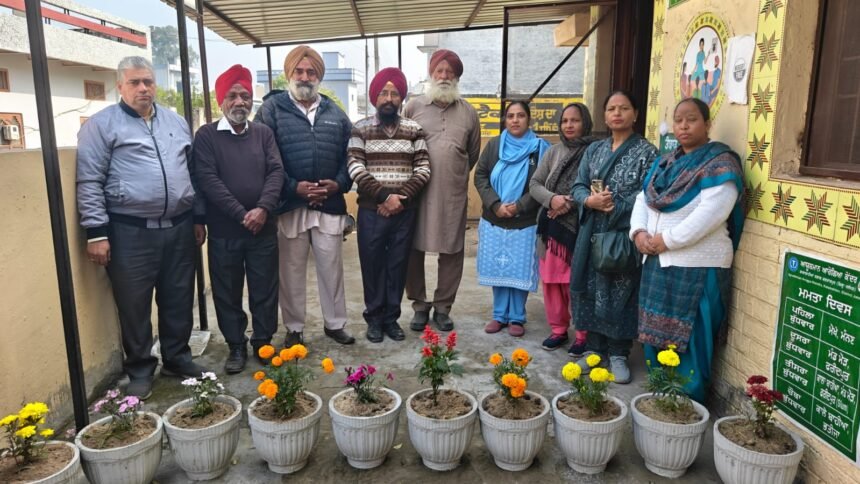 डॉ. भीम राव अंबेडकर जी के प्री-निर्बाण दिवस पर समाजसेवी संस्था नेकी दी दुकान ने दिये डिस्पेंसरी को गमले डॉ. भीम राव अंबेडकर जी के प्री-निर्बाण दिवस पर समाजसेवी संस्था नेकी दी दुकान ने दिये डिस्पेंसरी को गमले