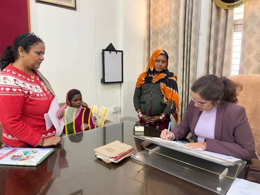 एस.एम.ओ. (गाइनी) डॉ. किरण कौशल द्वारा गर्भवती महिलाओं का विशेष स्वास्थ्य परीक्षण