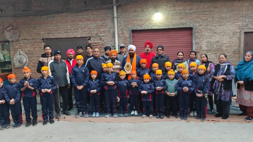 चड़दा पंजाब फिटनेस क्लब करतारपुर के बच्चों को बांटे बादाम और खजूर