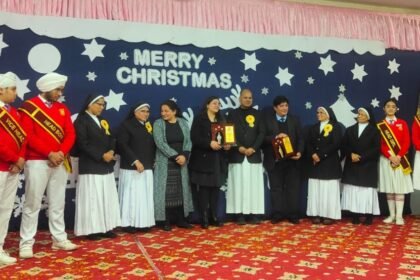 संत फ़्रांसिस कान्वेंट स्कूल में क्रिसमस के रंग में रंगा विद्यालय, प्रभु यीशु की शिक्षाओं द्वारा दिया प्रेम और भाईचारे का संदेश