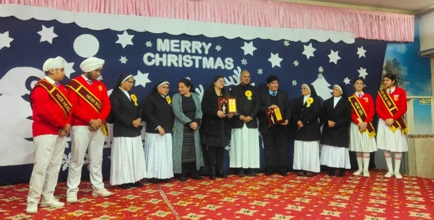 संत फ़्रांसिस कान्वेंट स्कूल में क्रिसमस के रंग में रंगा विद्यालय, प्रभु यीशु की शिक्षाओं द्वारा दिया प्रेम और भाईचारे का संदेश