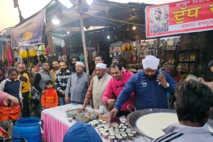 नीलकंठ सेवादल एवं कश्यप राजपूत सभा करतारपुर में लगाया दूध का लंगर